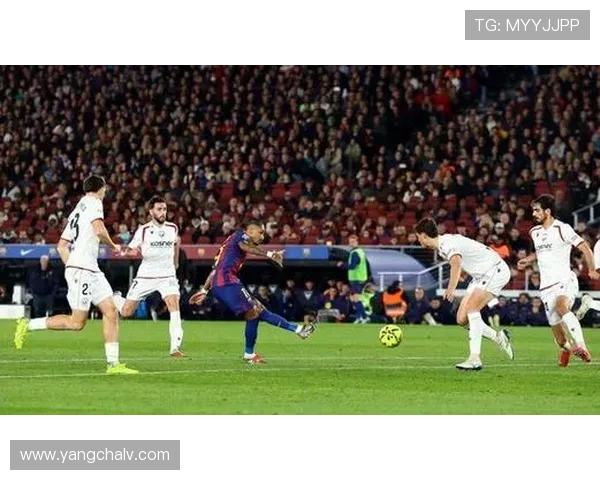 阿尔沙文穿巴萨球衣逛皇马商店引发球迷热议